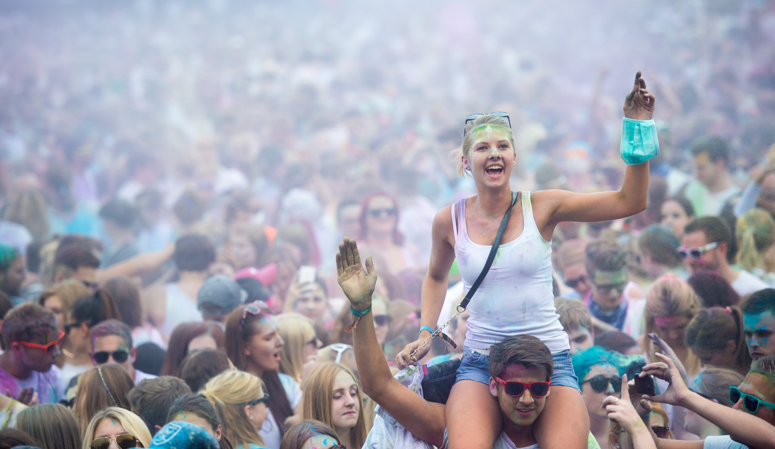 Eine junge Frau feiert am in Hamburg auf dem „Holi Festival of Colors“ mit buntem Farbpulver. (Archivfoto)