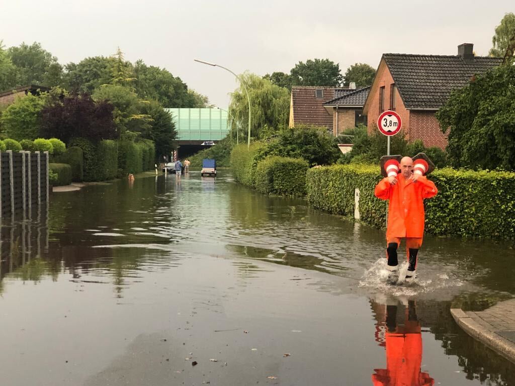 Straße unter Wasser in Relingen