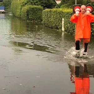 Straße unter Wasser in Relingen
