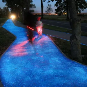 Nahe der Stadt Danzig erprobt Polen einen blau leuchtenden Radweg für mehr Sicherheit im Dunkeln.