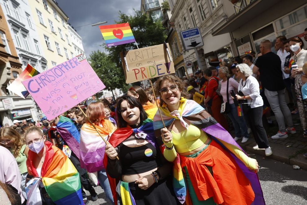 Zwei Frauen halten Schilder in die Kamera