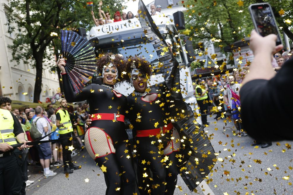 Künstler vor einem Lkw beim CSD-Umzug