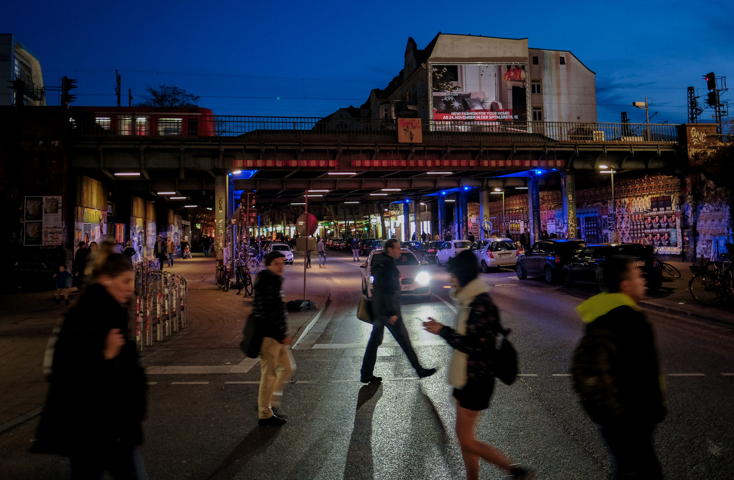 Passanten überqueren am 23.11.2016 in Hamburg die Schanzenstraße.