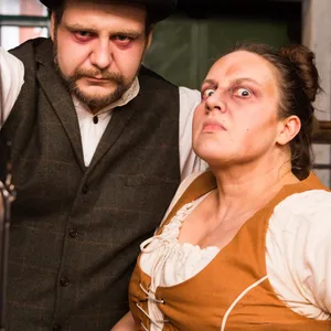 Dominik Velz, Schauspieler (l), und Jeanne-Marie Nigl, Schauspielerin, im Hamburg Dungeon. (Archivfoto)