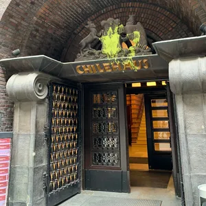 Schmiereien am Chilehaus.