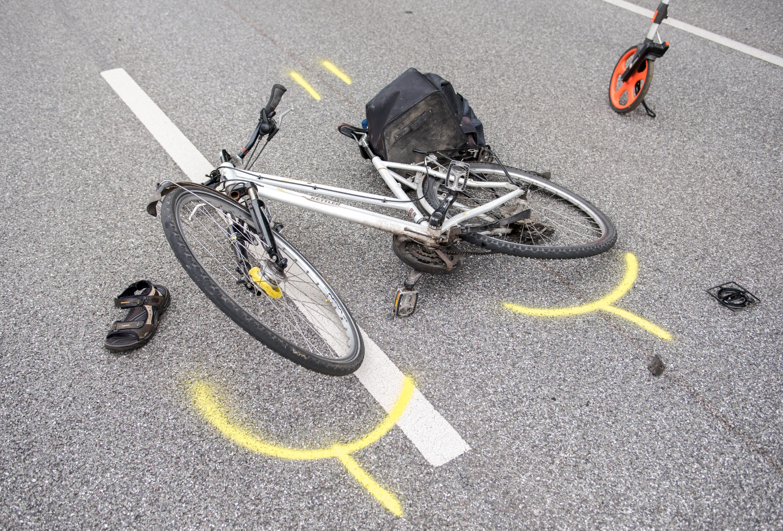 Ein Fahrrad liegt nach einem Unfall auf der Straße