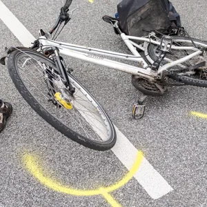 Ein Fahrrad liegt nach einem Unfall auf der Straße