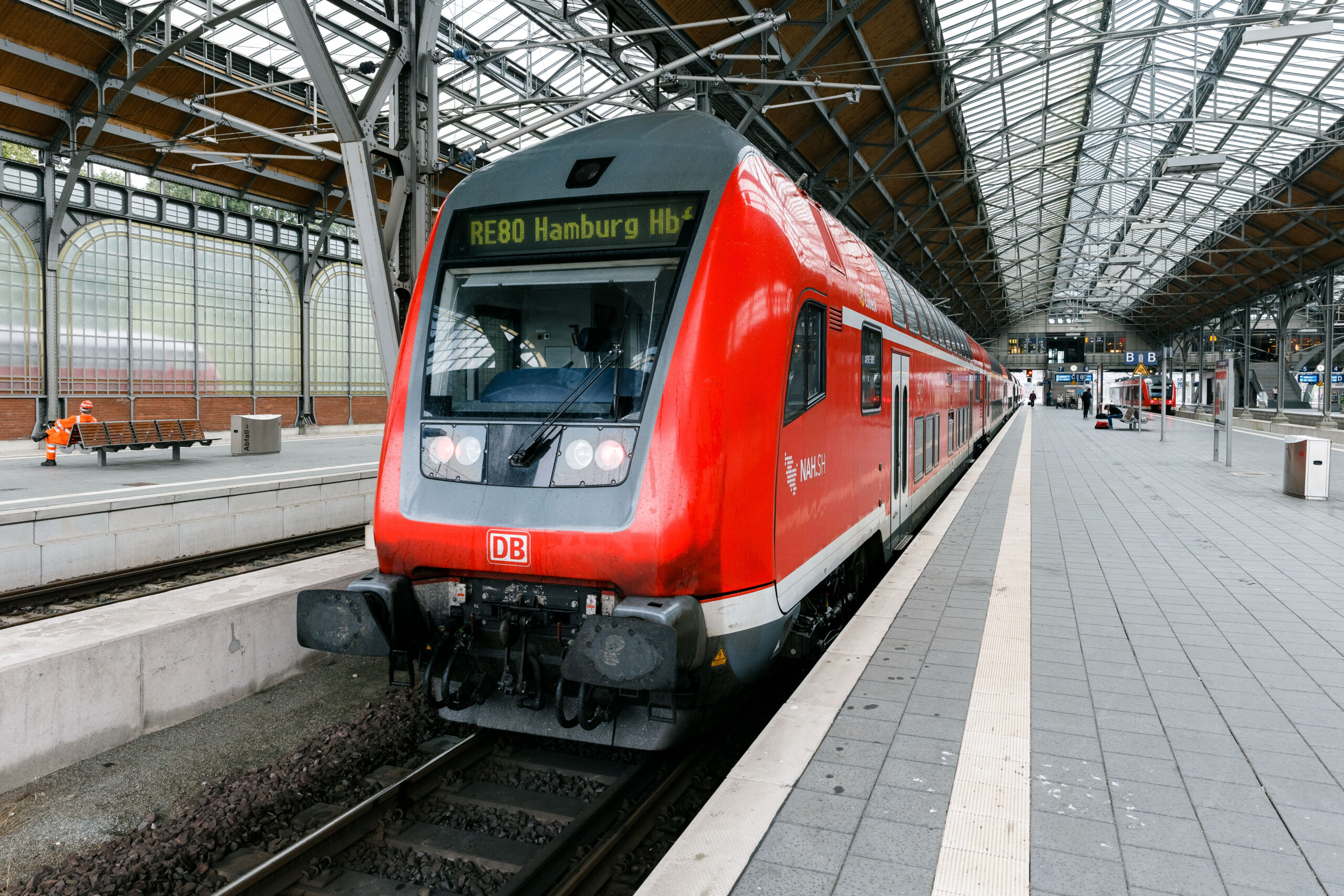 Im Lübecker Hauptbahnhof hat ein Mann versucht, seine Ex-Freundin aus einem Zug zu zerren. (Symbolbild)