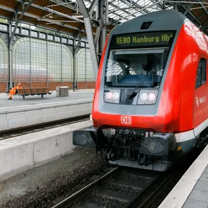 Im Lübecker Hauptbahnhof hat ein Mann versucht, seine Ex-Freundin aus einem Zug zu zerren. (Symbolbild)