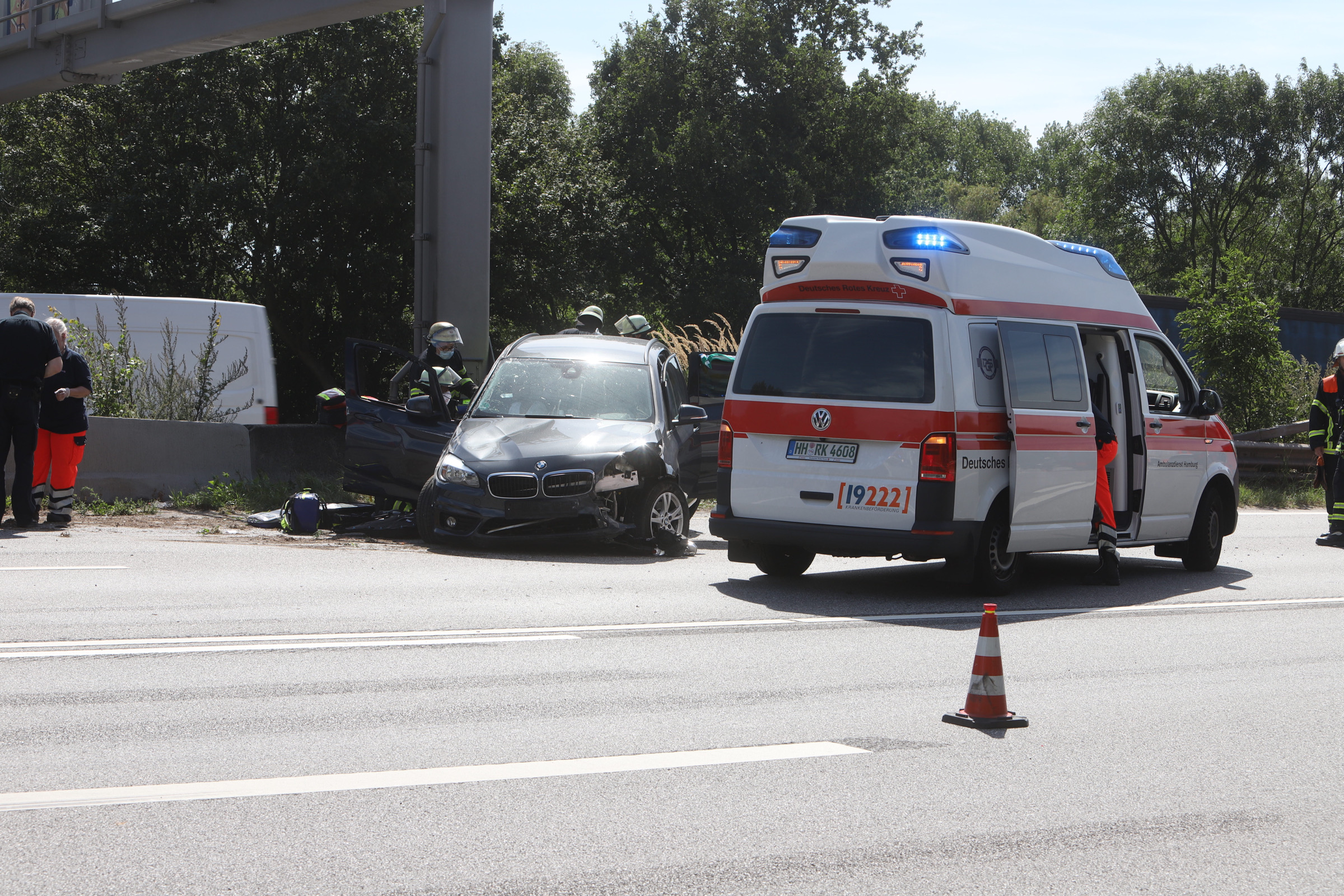 Ein am Unfall beteiligter BMW. Die Straße wurde gesperrt.