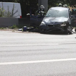 Ein am Unfall beteiligter BMW. Die Straße wurde gesperrt.