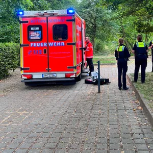 Einsatzkräfte in Hamburg-Langenhorn. Drei Teenies waren zunächst nicht ansprechbar.