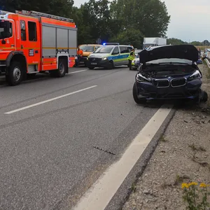 Ein zerstörter BMW steht an der Leitplanke der B75, daneben Rettungsfahrzeuge