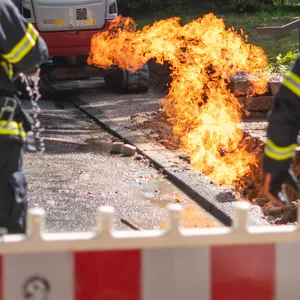 Unglück in Hamburg: Bagger zerstört Gasleitung – dann schlagen Flammen aus der Erde