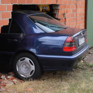 Die 78-jährige Fahrerin aus Neumünster krachte mit ihrem Mercedes durch eine gemauerte Wand in eine Scheune.