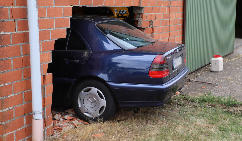 Die 78-jährige Fahrerin aus Neumünster krachte mit ihrem Mercedes durch eine gemauerte Wand in eine Scheune.