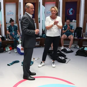 Olaf Scholz besuchte die deutsche Frauennationalmannschaft nach der Niederlage im EM-Finale.