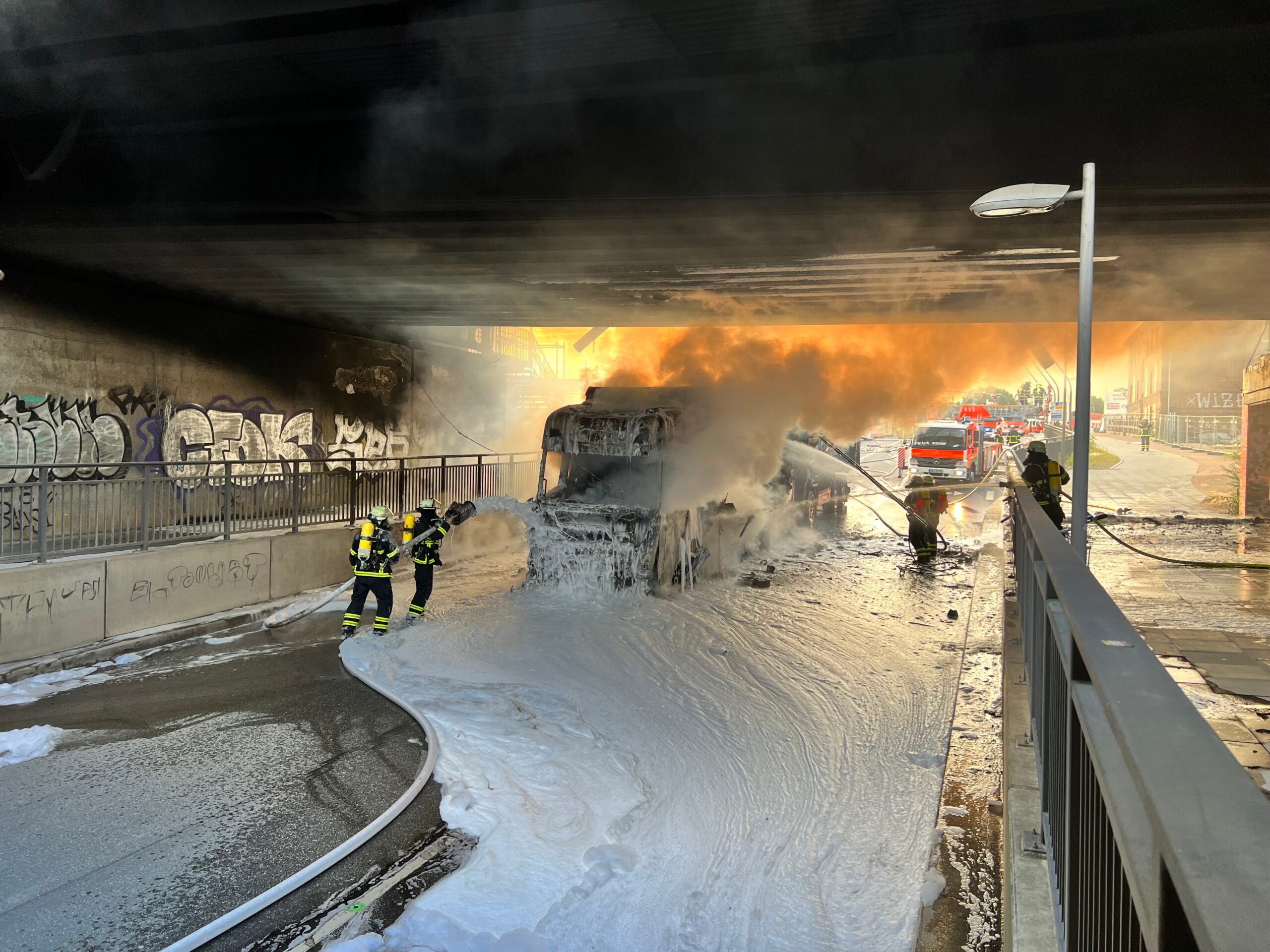 Der Lkw brannte auf der Zweibrückenstraße vollständig aus.