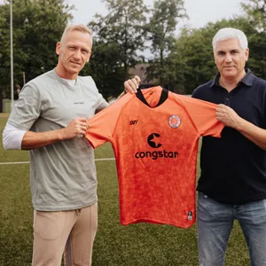 Sportchef Andreas Bornemann (r.) mit St. Paulis neuem Keeper Sascha Burchert
