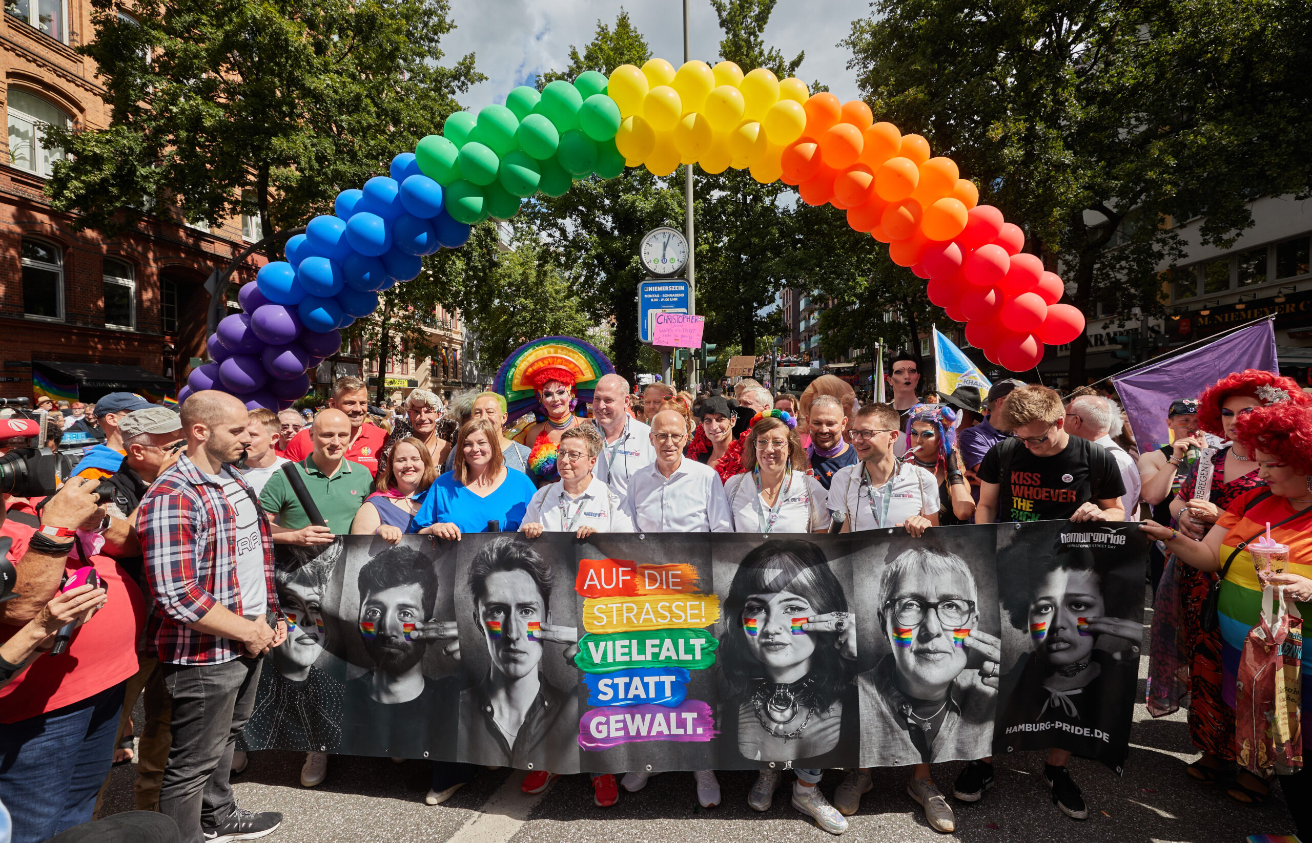 Regenbogenmeer Promis Und Ernste Message So Lief Der Csd In Hamburg