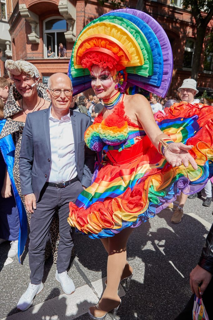 tschentscher mit Dragqueen