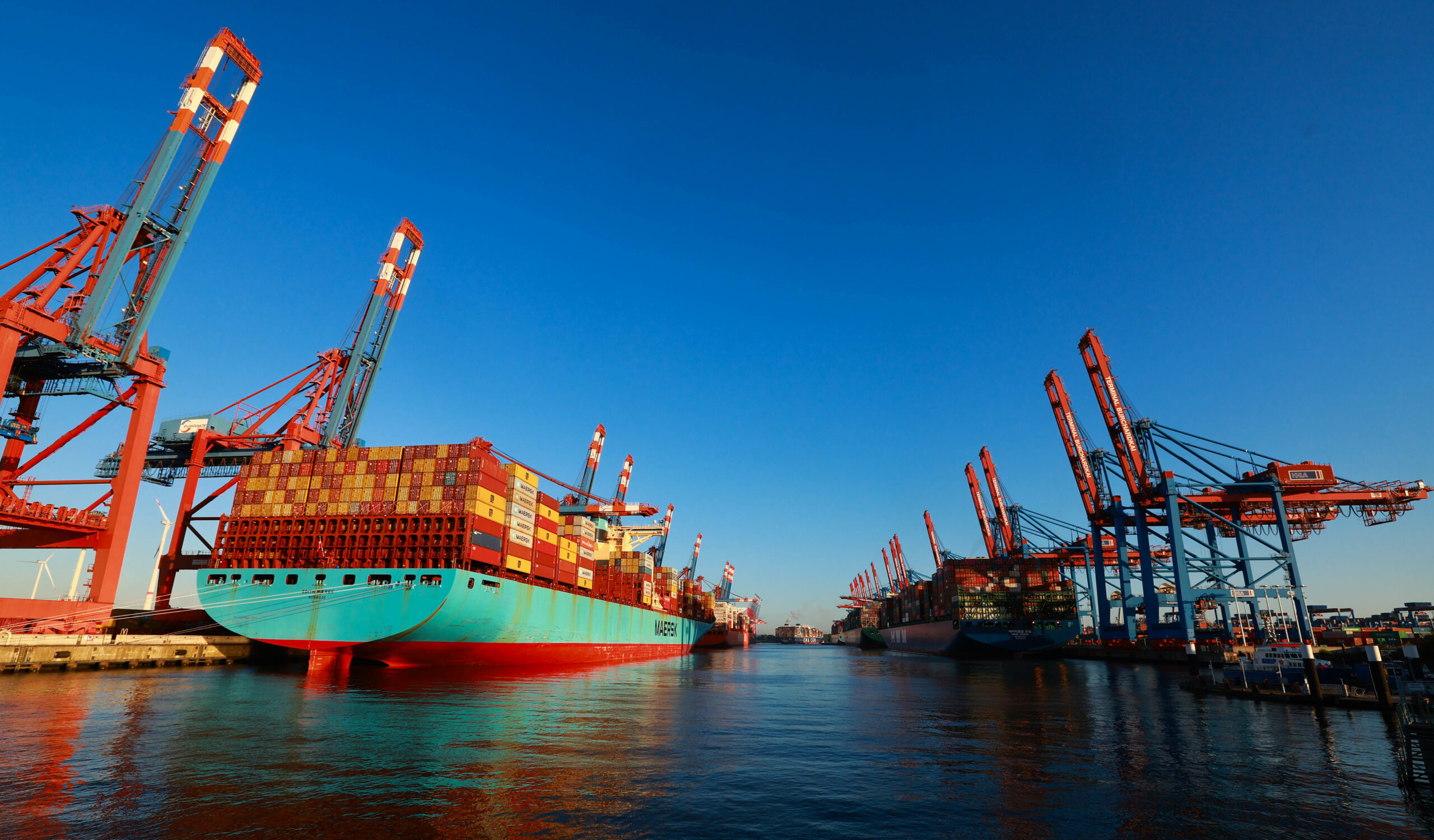 Containerschiffe liegen im Waltershofer Hafen am Container Terminal Burchardkai (CTB) der HHLA (Hamburger Hafen und Logistik AG).
