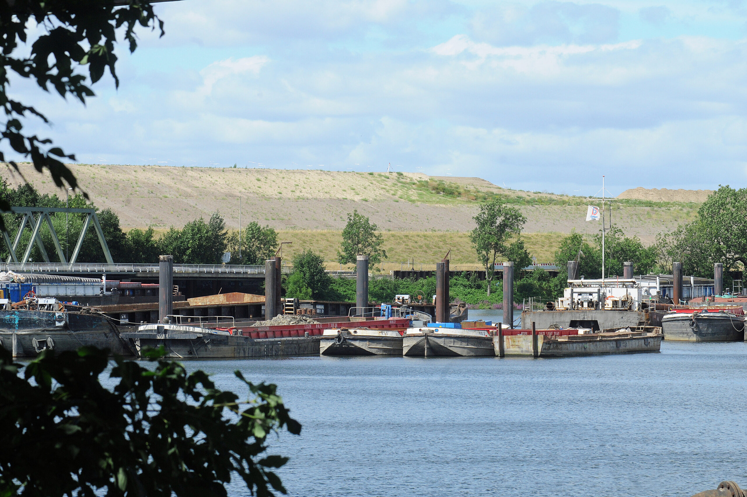 Der Sandhügel im Hafen.