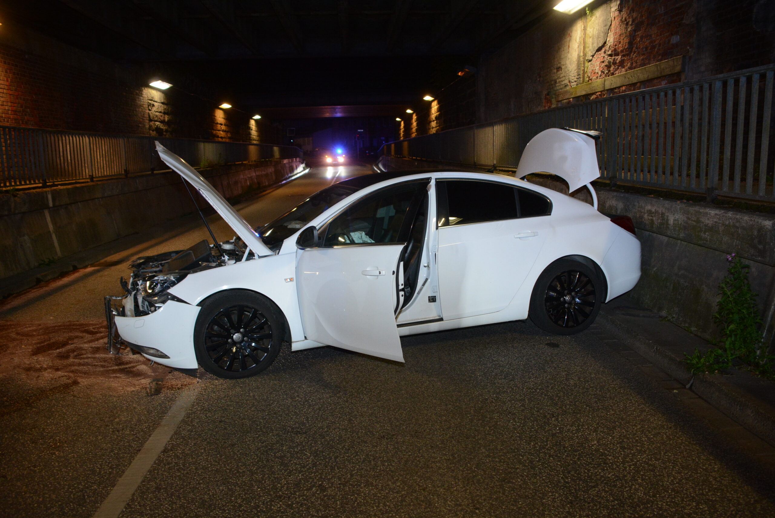 Am Dienstagmorgen fuhr ein Fahrer mit seinem Auto gegen die Tunnel der Bahnunterführung in Bad Oldesloe.