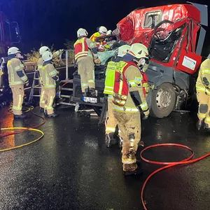 Einsatzkräfte an der Unfallstelle auf der A2.