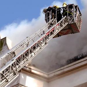 Dachstuhlbrand bei Hamburg – zwei Verletzte