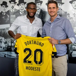Anthony Modeste (l.) und Dortmunds Sportdirektor Sebastian Kehl