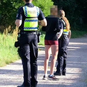 In Hamburg: Mann fällt Joggerin in Wald an - Polizei fahndet nach ihm