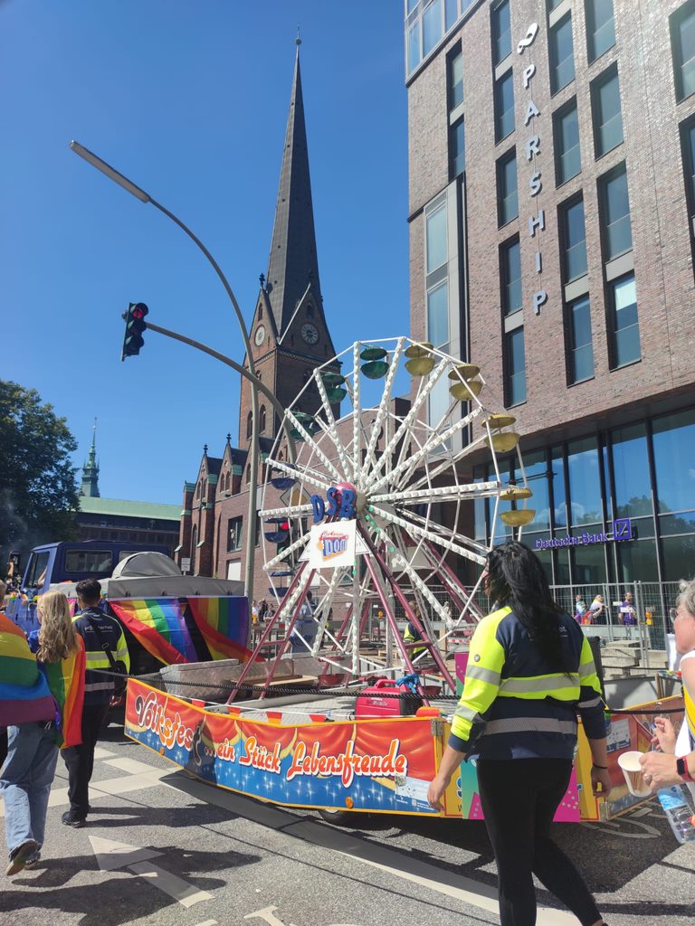 Ein kleines Riesenrad steht auf einem Wagen