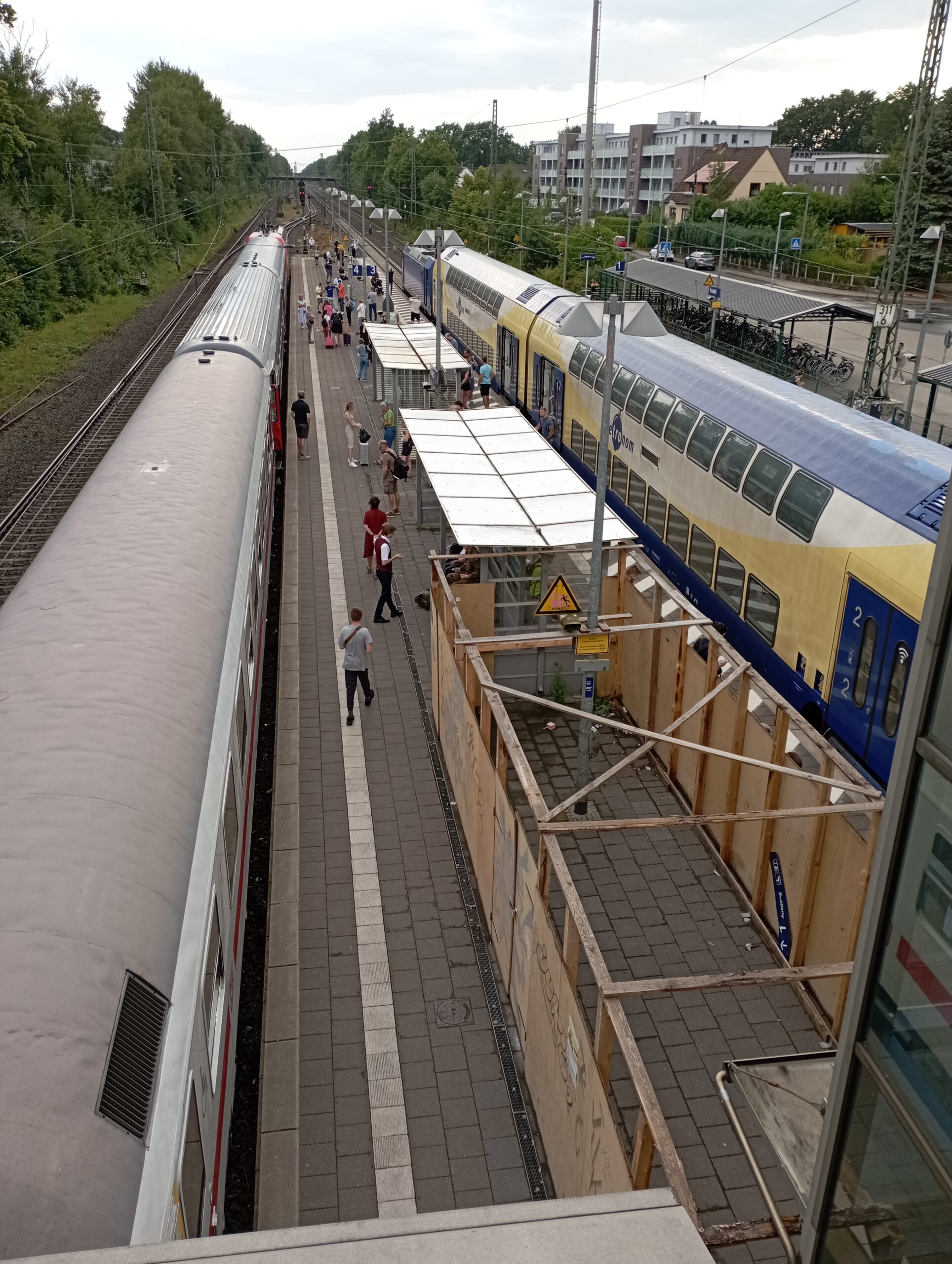 Am Bahnhof Tostedt stauen sich die Züge. Auf der Strecke Hamburg-Bremen waren zuvor Äste auf die Oberleitung gefallen.