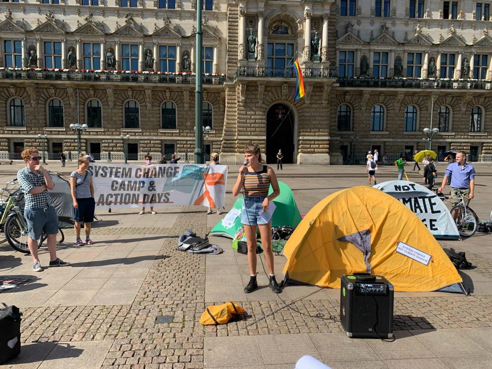Die Sprecherin des „System Change Camp” Toni Lux bei der Demonstration vor dem Rathaus.