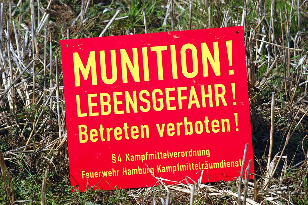 Ein Schild in der Nähe des Sprengstoff-Lagers in Hamburg.