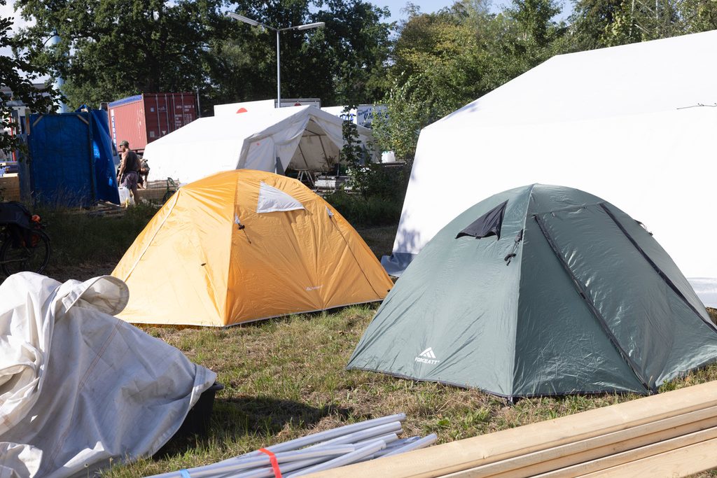 In Hamburg haben Klimaaktivisten ihre Zelte aufgeschlagen.