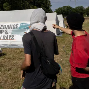 „Mandel“ (23, re) und sein Kollege Sami (28) schauen auf das „Klimacamp“, das gerade am Volkspark errichtet wird.