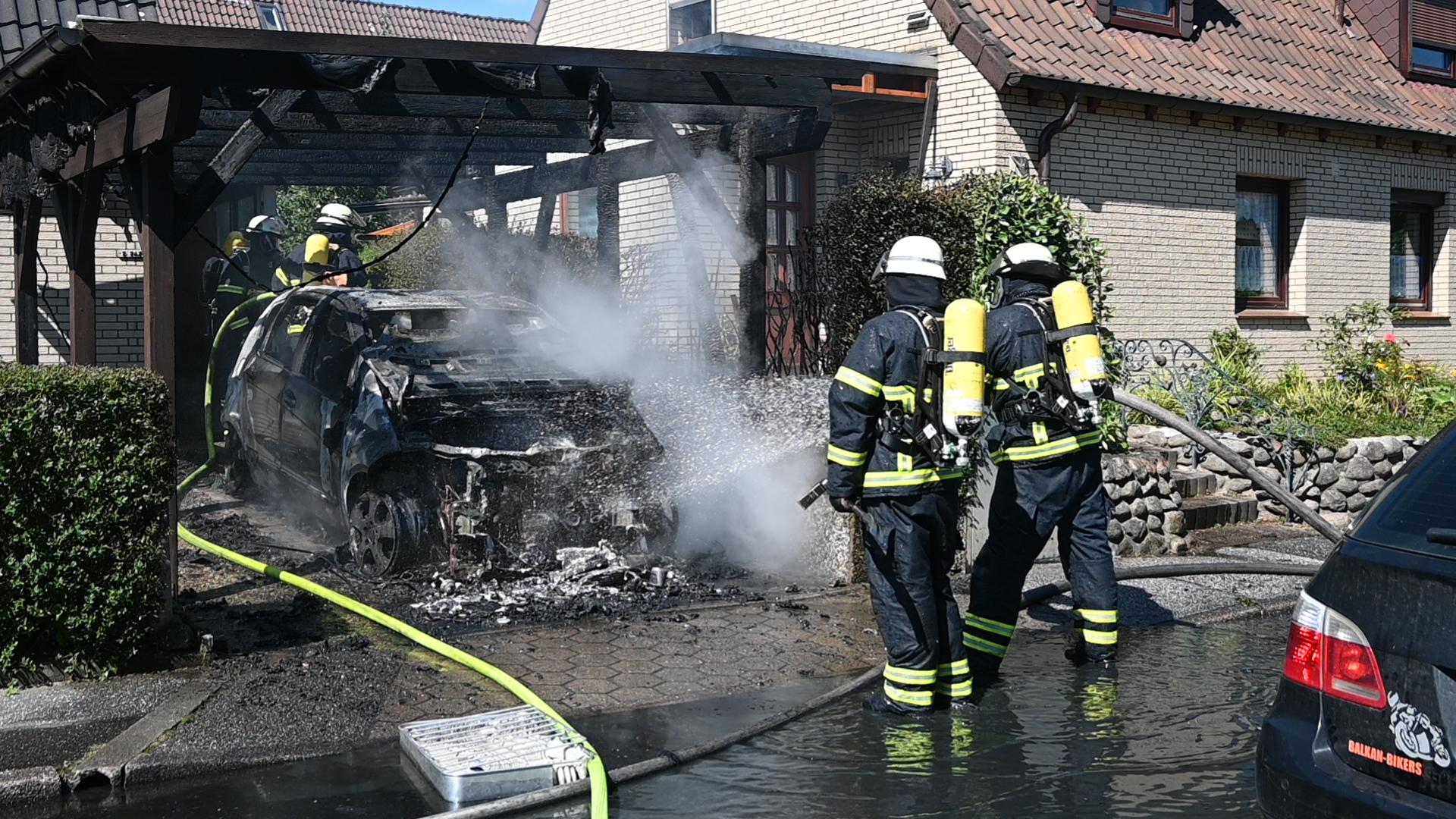 Carport in Flammen – Rauchwoke über marmstorf