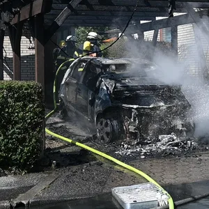 Carport in Flammen – Rauchwoke über marmstorf