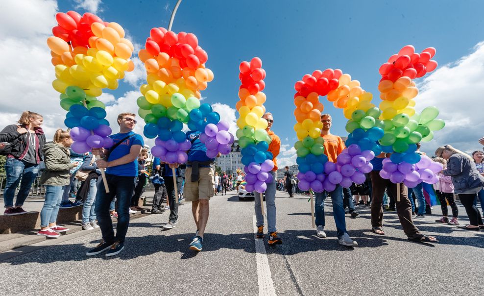 Stolz statt Scham: Das „Pride“-Motto steht für einen selbstbewussten Umgang mit der eigenen Identität.