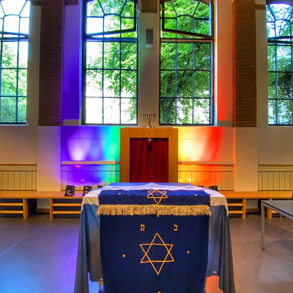 Wand hinter dem Torah-Schrein leuchtet in Regenbogenfarben