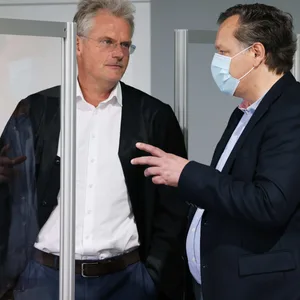 Der Angeklagte (r) und sein Anwalt vor Prozessbeginn.