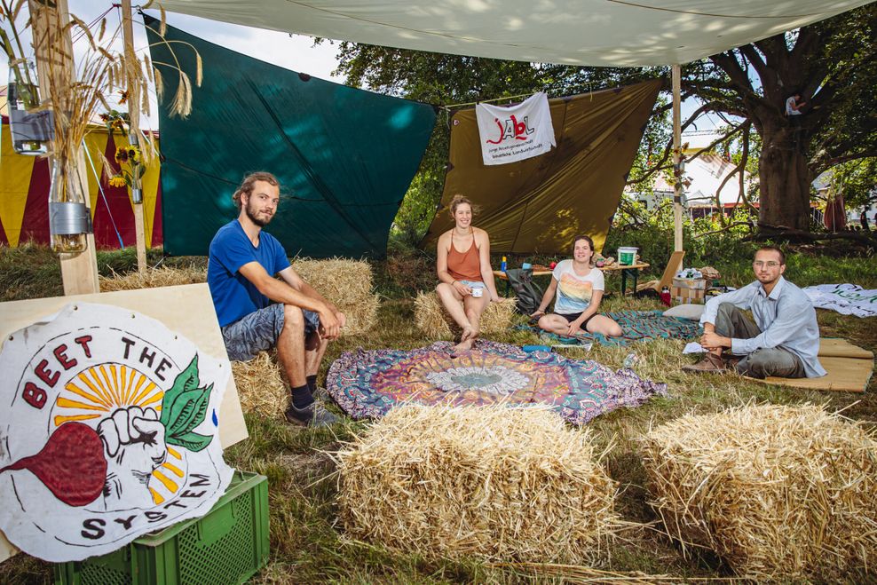 Teilnehmer der Gruppe „junge Arbeitsgemeinschaft bäuerliche Landwirtschaft“: Sebastian (27), Charlie (24), Leyla (25) und Lukas (25) (v.l.n.r.)