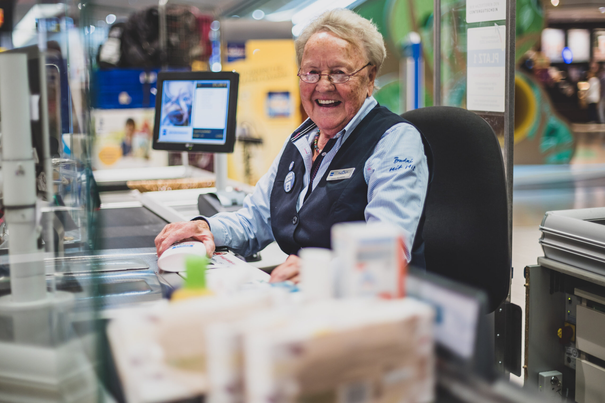 Hannelore Labitzke arbeitet bei über 40 Jahren bei Budni im Alstertal-Einkaufszentrum.