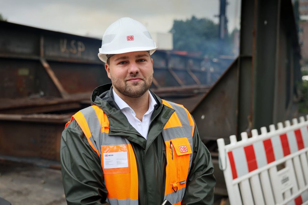 Marcel Soyka von der DB Netz AG an der Brücken-Baustelle am Berliner Tor.