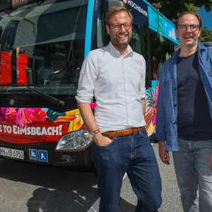 Verkehrssenator Anjes Tjarks (l.) und Hochbahn-Chef Henrik Falk präsentierten am Donnerstag den „Beach-Express“ zwischen Eimsbüttel und Övelgönne.