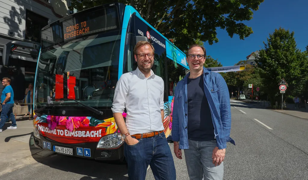 Verkehrssenator Anjes Tjarks (l.) und Hochbahn-Chef Henrik Falk präsentierten am Donnerstag den „Beach-Express“ zwischen Eimsbüttel und Övelgönne.