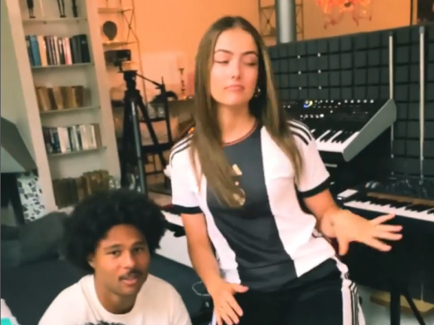 Serge Gnabry neben einer Frau mit WM-Trikot