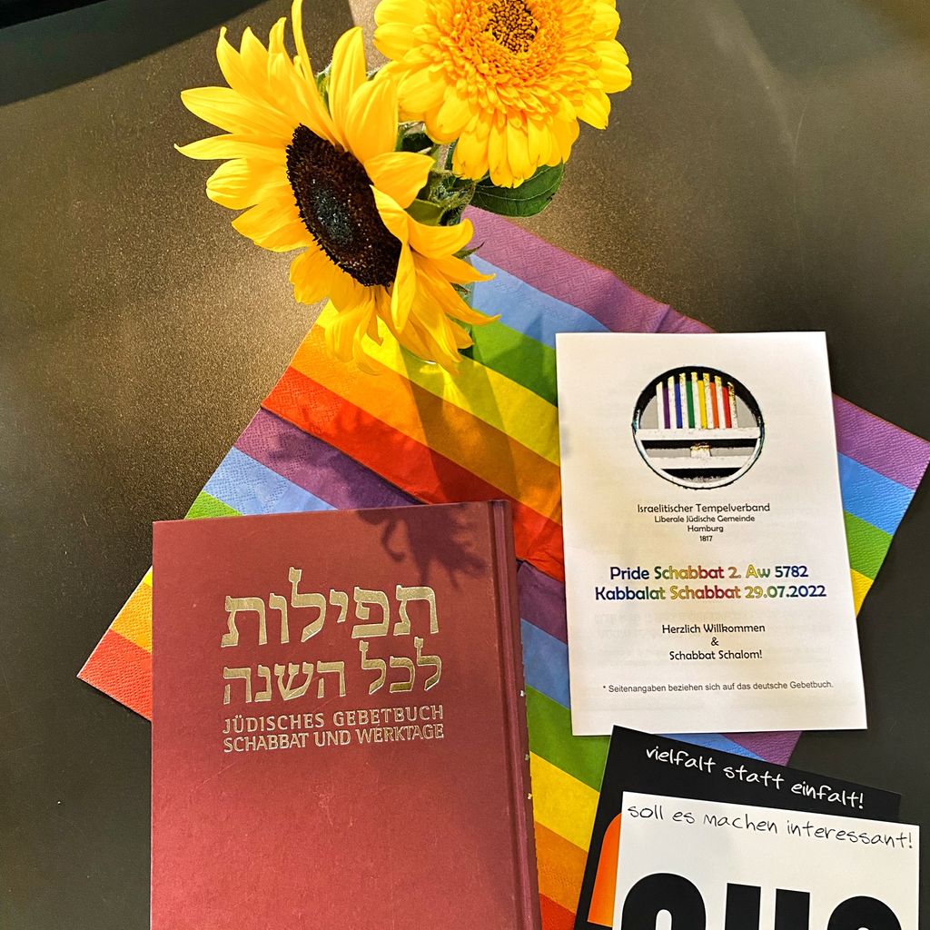 Ein jüdisches Gebetsbuch liegt auf einer Regenbogen-Serviette